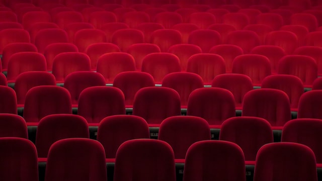rangées de sièges rouges dans cinéma
