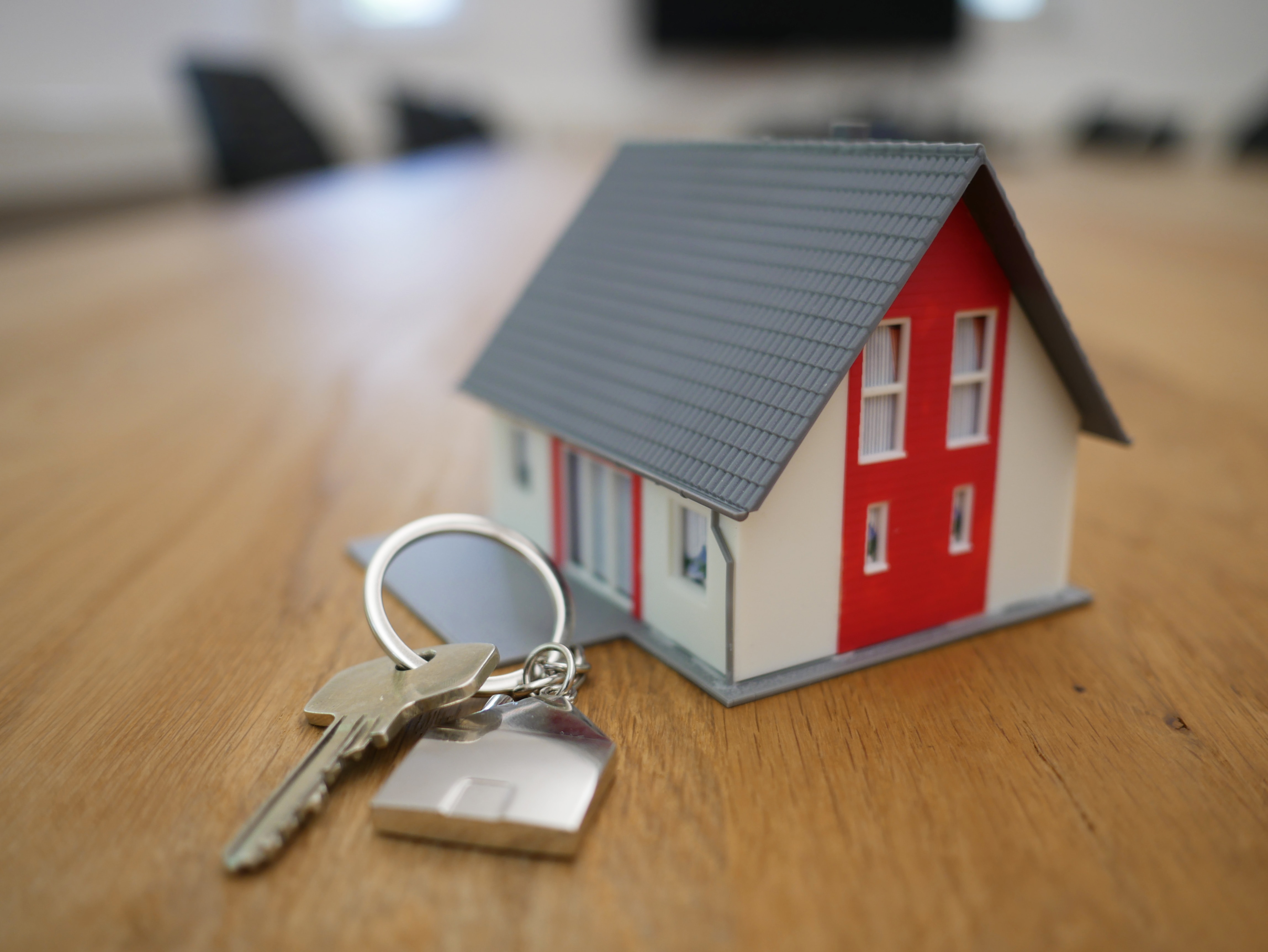 Une petite maison avec des clés