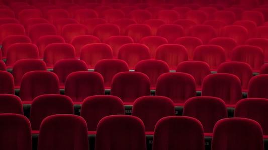 rangées de sièges rouges dans cinéma