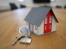 Une petite maison avec des clés